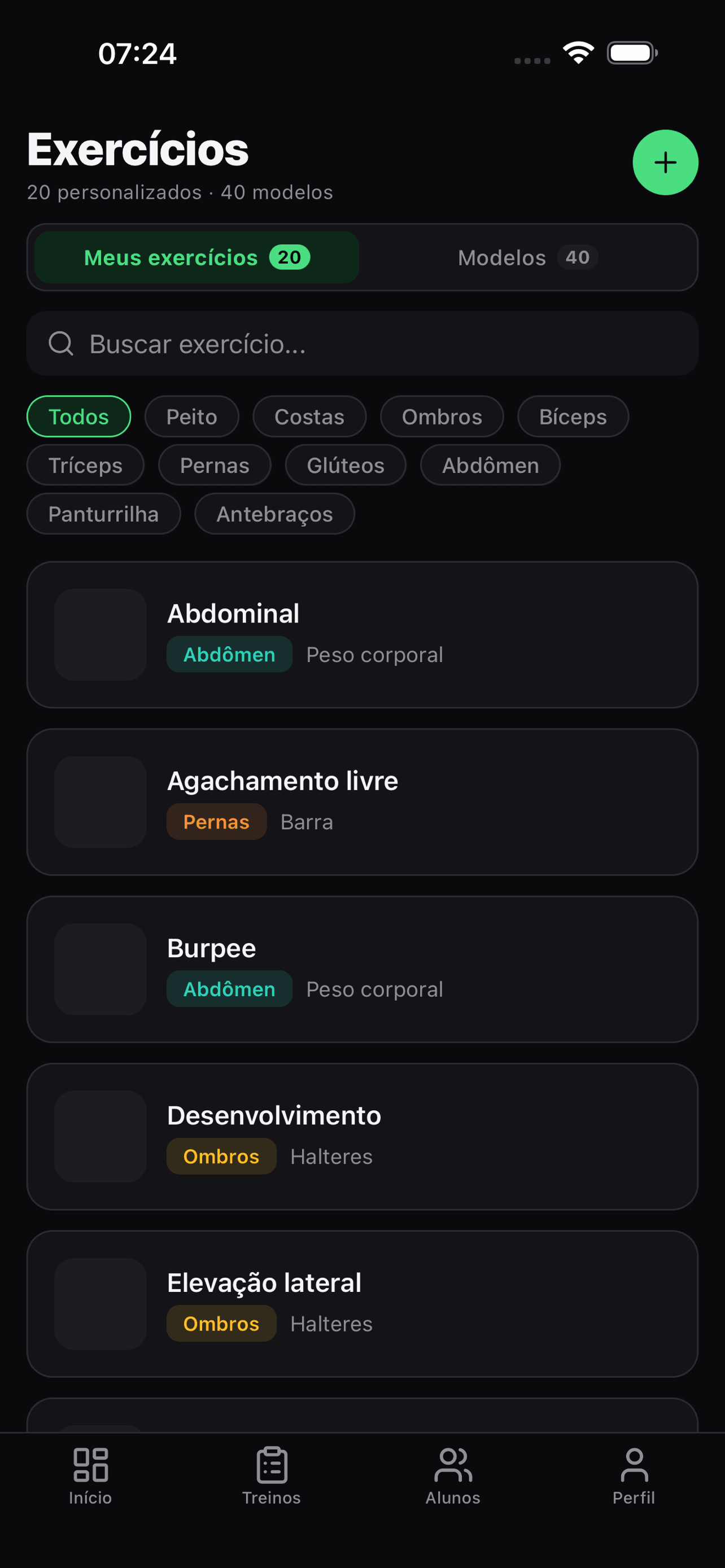 Tela da biblioteca de exercícios mostrando lista com nomes e grupos musculares